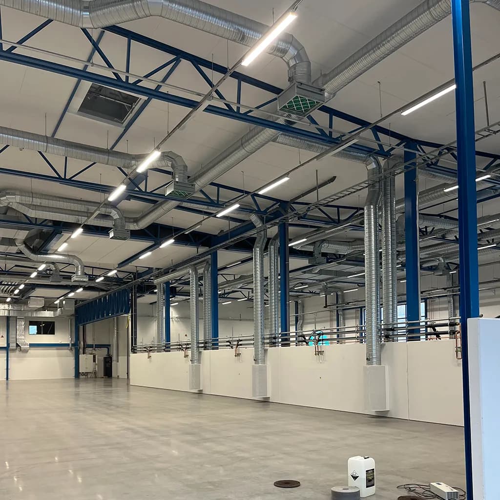 Industrilokal med installerade ventilations- och rörsystem