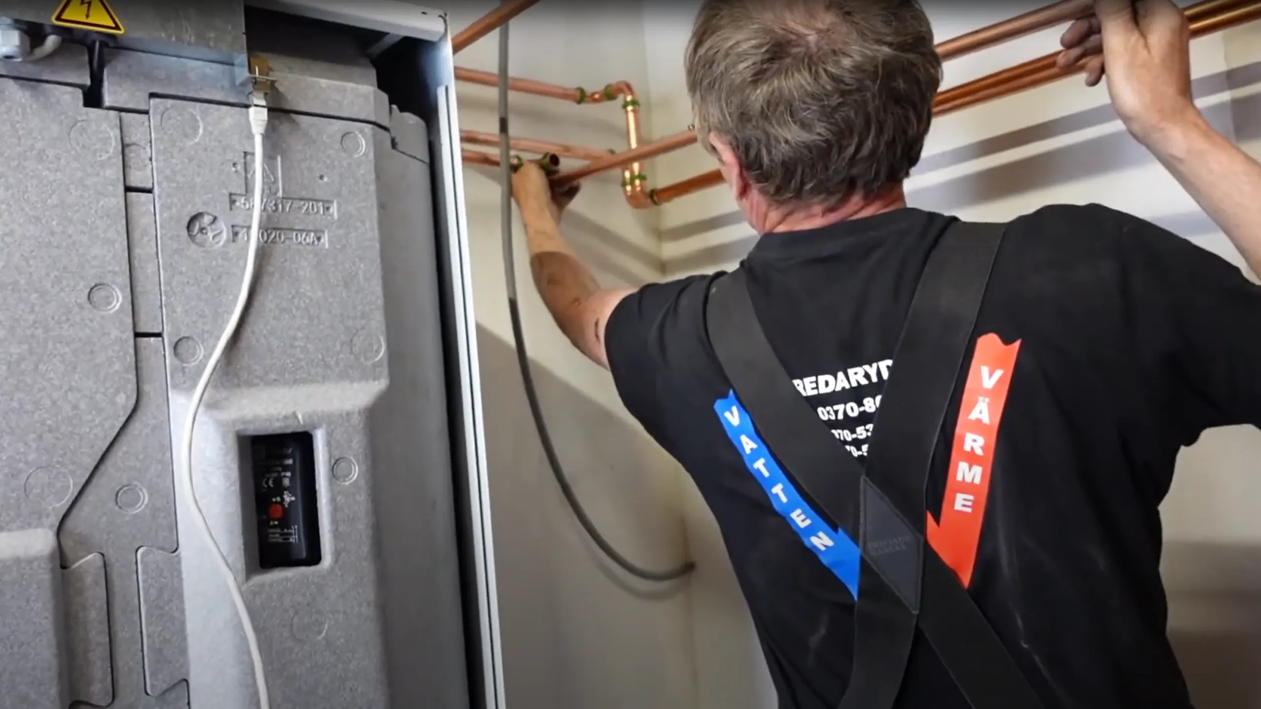 Rörmokare arbetar med VVS-installation och värmesystem